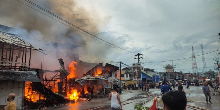 Kapolsek Idi Rayeuk Beserta Anggota Bantu Padamkan Kebakaran Enam Kios