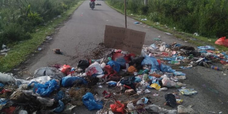 Lagi Lagi Jalan Perkampungan Kung Menjadi Tempat Buang Sampah Sembarangan