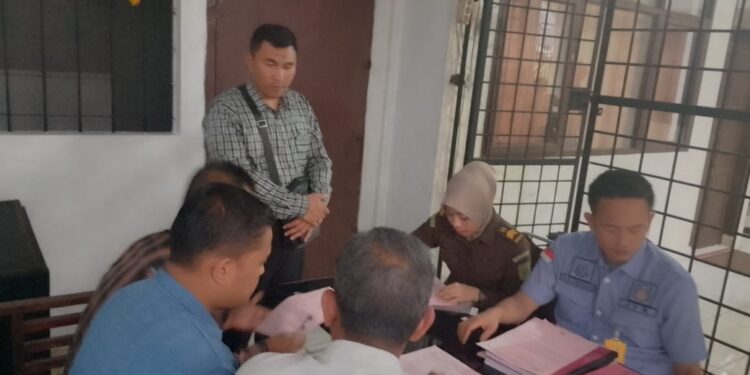 Penyidik Unit PPA Polres Aceh Tengah Serahkan 2 Tersangka Pengeroyokan Ke Kejaksaan
