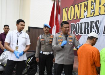 Lecehkan Dua Remaja, Pelaku Digiring Masyarakat ke Polres Aceh Timur 