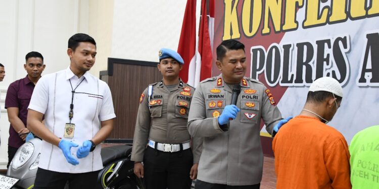Lecehkan Dua Remaja, Pelaku Digiring Masyarakat ke Polres Aceh Timur