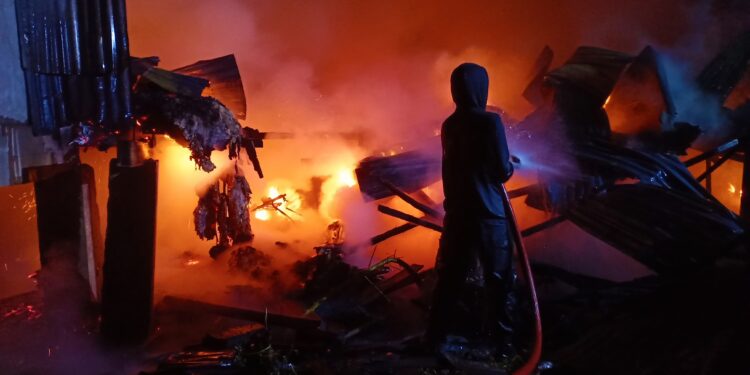 Membara! Dalam Hujan Sijago Merah Lalap 6 Rumah Warga Gampong Jawa