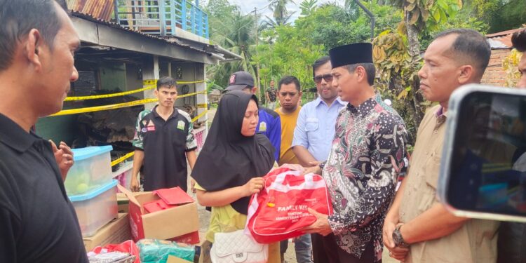 Pemko Langsa Serahkan Bantuan Masa Panik Pada Korban Kebakaran