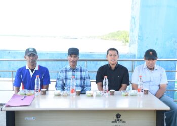 Pj Walikota Langsa Serahkan Dua Unit Kapal ke Gampong Telaga Tujuh 