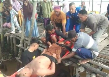 Dramatis, Personel Polairud Polda Sumsel Evakuasi Warga Upang Terkena Strok Ke Rumah Sakit 