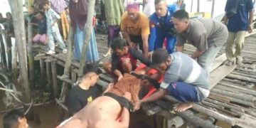 Dramatis, Personel Polairud Polda Sumsel Evakuasi Warga Upang Terkena Strok Ke Rumah Sakit 