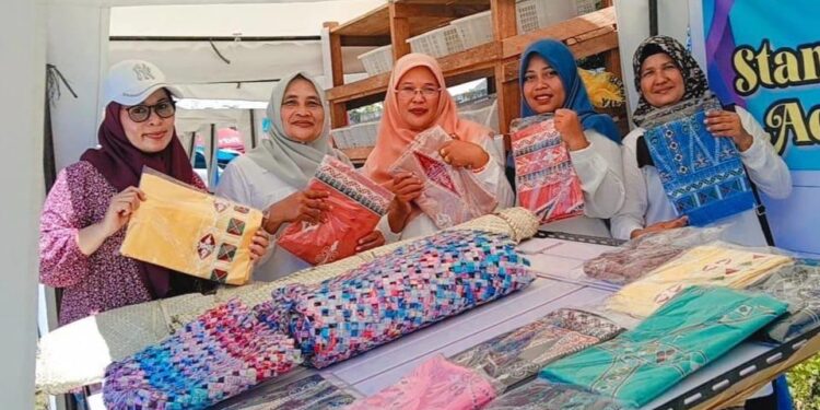 Kunjungi Pasar HUT Ke 26, PKK Aceh Singkil Dorong Pelaku UMKM Untuk Tingkatkan Kreatifitas