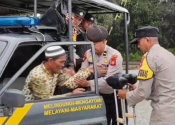 Personil Polsek Kampar Kiri Hilir Berhati Mulia, Bantu Warga Lansia Menuju Kuansing Dengan Berjalan Kaki