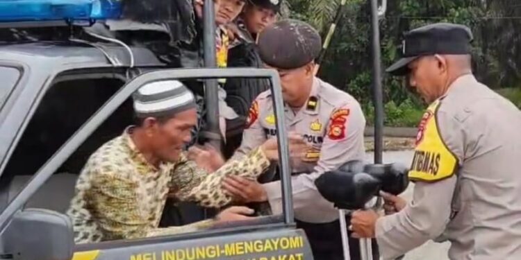 Personil Polsek Kampar Kiri Hilir Berhati Mulia, Bantu Warga Lansia Menuju Kuansing Dengan Berjalan Kaki