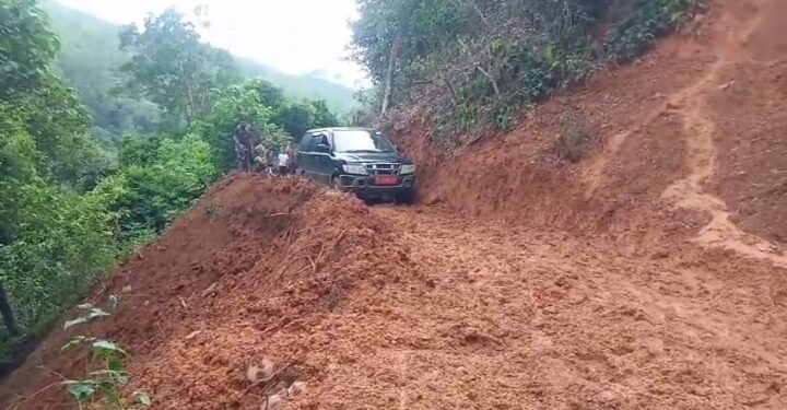 Forkopimcam Linge,Gerak Cepat Gotong Royong Bersama Warga Tangani Jalan Longsor Delung Sekinel- Kute Reje.