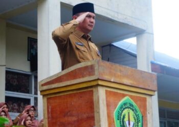 Pimpin Upacara Bendera Di SMPN 4 Takengon, Pj. Sekda Mursyid Sampaikan Arahan Bupati
