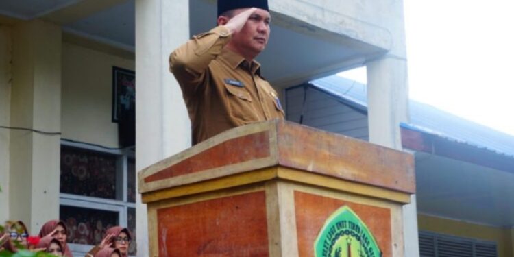 Pimpin Upacara Bendera Di SMPN 4 Takengon, Pj. Sekda Mursyid Sampaikan Arahan Bupati