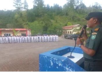 Danramil Bambang Suhartono menjadi Pembina Upacara Bendera di SMK Negeri 3 Takengon