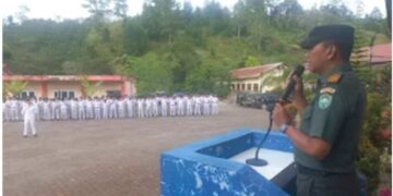 Danramil Bambang Suhartono menjadi Pembina Upacara Bendera di SMK Negeri 3 Takengon