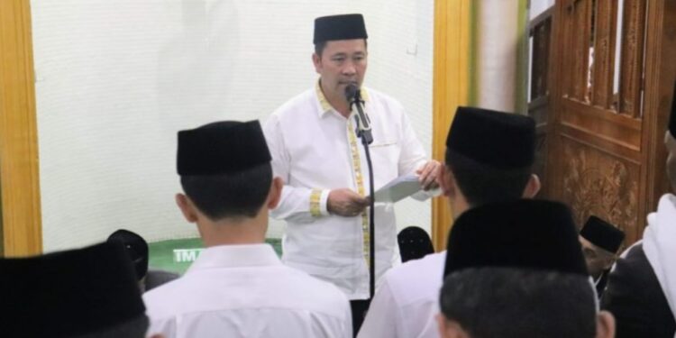 Usai Shalat Subuh, Bupati Haili Yoga Resmi kukuhkan Pengurus Masjid Agung Ruhama