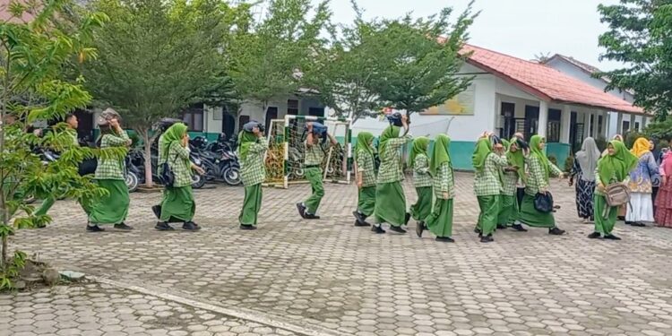 Sontak! Guru dan Murid SMAN 5 Langsa Berhamburan dari Ruangan