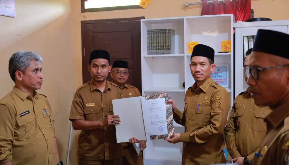 Suasana Penuh Amanah di Ruang Kerja Bupati saat Dua Pejabat Terima SK Plt