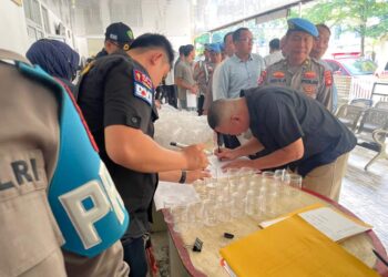 Polda Sumsel Menggelar Tes Urine Dadakan Terhadap Ratusan Personel