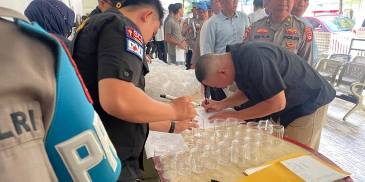Polda Sumsel Menggelar Tes Urine Dadakan Terhadap Ratusan Personel