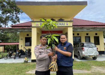 Personel Yang Berulang Tahun, Polsek Benai Serahkan Bibit Pohon Secara Simbolis