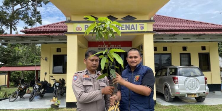 Personel Yang Berulang Tahun, Polsek Benai Serahkan Bibit Pohon Secara Simbolis