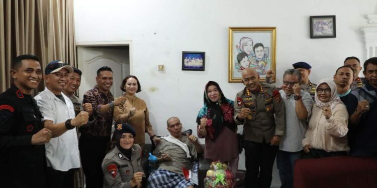 Brimob Polda Sumut Tunjukkan Kepedulian, Jenguk Para Tokoh INKANAS Sumut Sedang Sakit