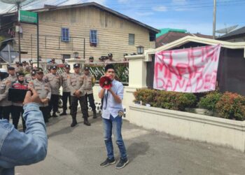Mahasiswa dan Gabungan Masyarakat Penyelamat Kampung Gelar Aksi Di Depan Kajari Aceh Tengah 