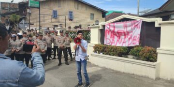 Mahasiswa dan Gabungan Masyarakat Penyelamat Kampung Gelar Aksi Di Depan Kajari Aceh Tengah 