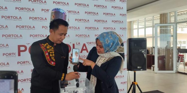 Dwi Oktaviani Mendapat Hadiah Umroh Gratis Dari Hotel Portola Grand Renggali
