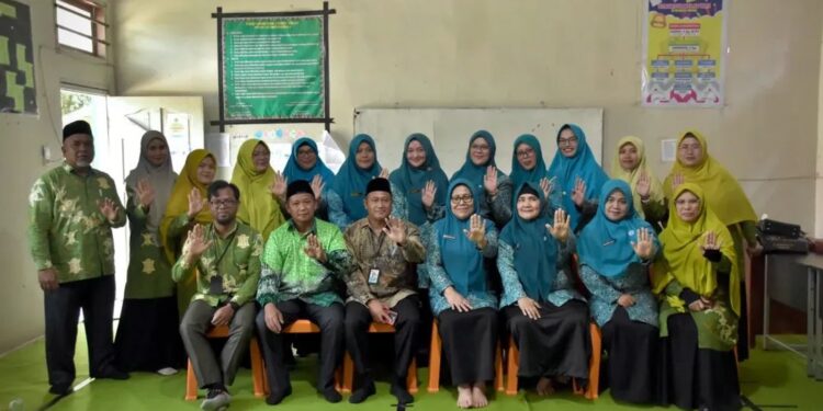 Kasubbag Kemenag Dampingi Ketua TP PKK Sosialisasikan Bahaya bullying di MTsN 1 Bener Meriah