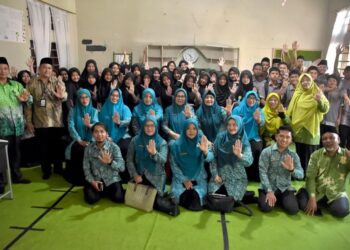 Ketua TP-PKK Ny. Meutia Fauziah Tagore Sosialisasikan Bahaya Bullying Di MTSN 1 Bener Meriah
