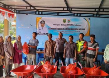 Kepala Desa Subulussalam Timur Wahda SE Berikan Bantuan Alat Pertukangan Bagi Warga