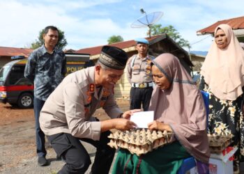 Kapolres Aceh Tengah Jalin Tali Asih Dan Salurkan Sembako Kepada Warga Mekar Maju