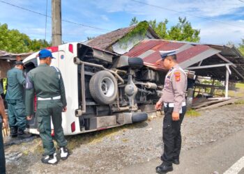 Laka Lantas Tunggal Di Samatiga, Minibus Tabrak Dua Warung Warga