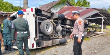 Laka Lantas Tunggal Di Samatiga, Minibus Tabrak Dua Warung Warga