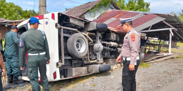 Laka Lantas Tunggal Di Samatiga, Minibus Tabrak Dua Warung Warga