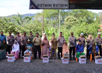 Polres Aceh Tengah Gelar Tali Asih Dan Jumat Berkah Bagikan 20 Paket Sembako Di Kampung Wakil Jalil
