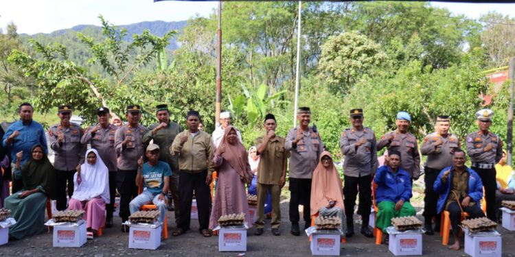 Polres Aceh Tengah Gelar Tali Asih Dan Jumat Berkah Bagikan 20 Paket Sembako Di Kampung Wakil Jalil