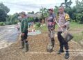 Bhabinkamtibmas Polsek Kerumutan Turun Langsung Cor Jalan Bersama Warga Pematang Tinggi