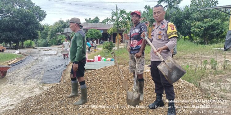 Bhabinkamtibmas Polsek Kerumutan Turun Langsung Cor Jalan Bersama Warga Pematang Tinggi