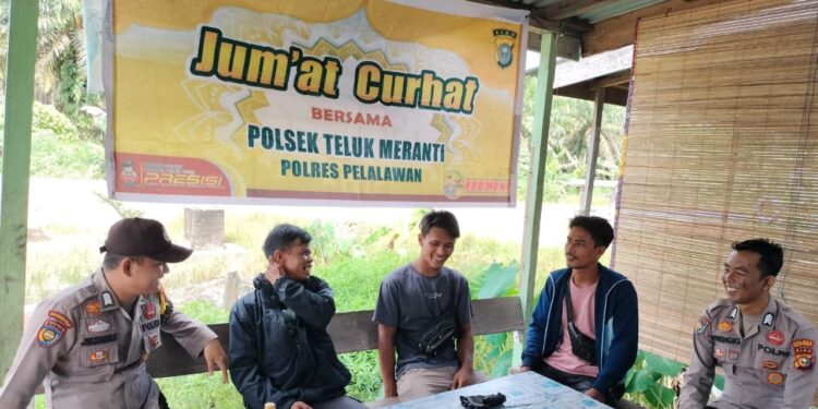 Polsek Teluk Meranti Gelar Jum’at Curhat, Warga Keluhkan Remaja Nongkrong Larut Malam