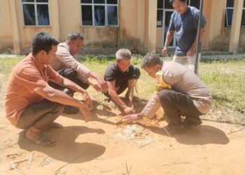 Dukung Program Kapolda Riau, Polsek Kerumutan Tanam Pohon Buah Bersama Perangkat Kelurahan