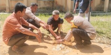 Dukung Program Kapolda Riau, Polsek Kerumutan Tanam Pohon Buah Bersama Perangkat Kelurahan