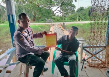 Bhabinkamtibmas Desa Kuala Terusan Sosialisasikan Larangan Membakar Lahan kepada Warga