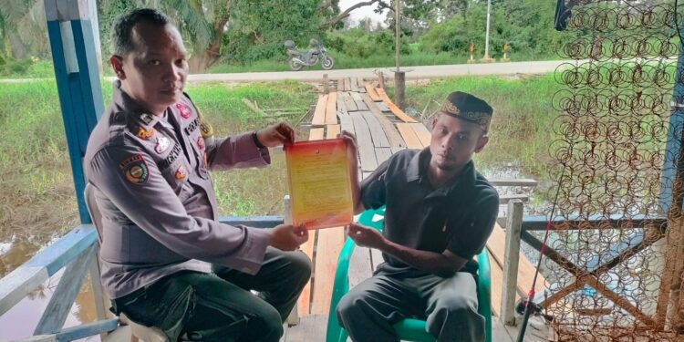 Bhabinkamtibmas Desa Kuala Terusan Sosialisasikan Larangan Membakar Lahan kepada Warga