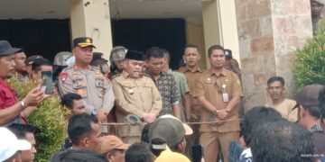 Masyarakat Muara Batu Batu Dan Namo Buaya Gelar Aksi Demo Di Depan Kantor Walikota