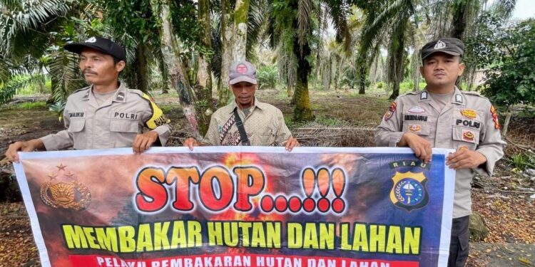 Sosialisasikan Maklumat Kapolda Riau, Warga Teluk Meranti Pelalawan Diimbau Cegah Karhutla