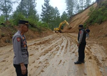 Kapolsek Linge Bersama Personel Lakukan Pengamanan Jalan Tertutup Longsor