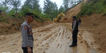 Kapolsek Linge Bersama Personel Lakukan Pengamanan Jalan Tertutup Longsor