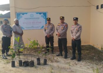Hijaukan Lingkungan, Polsek Pangkalan Kerinci Tanam Bibit Pohon di Mualaf Center